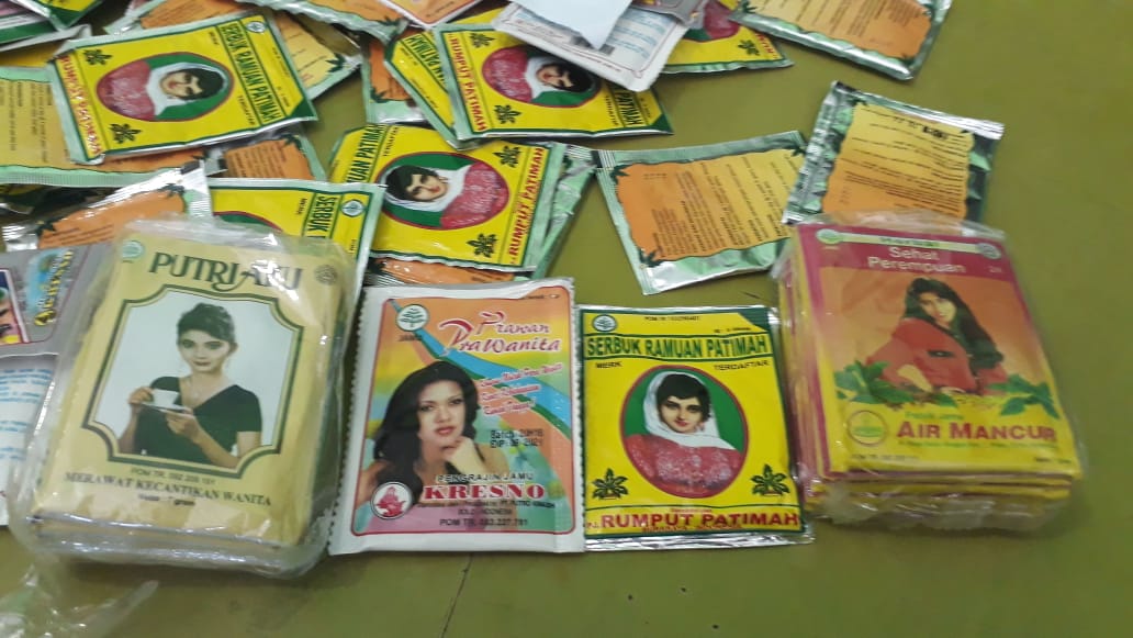 Alasan Titipan Tetangga, PPIH Sita Ratusan Jamu Dari Pasutri CJH Surabaya