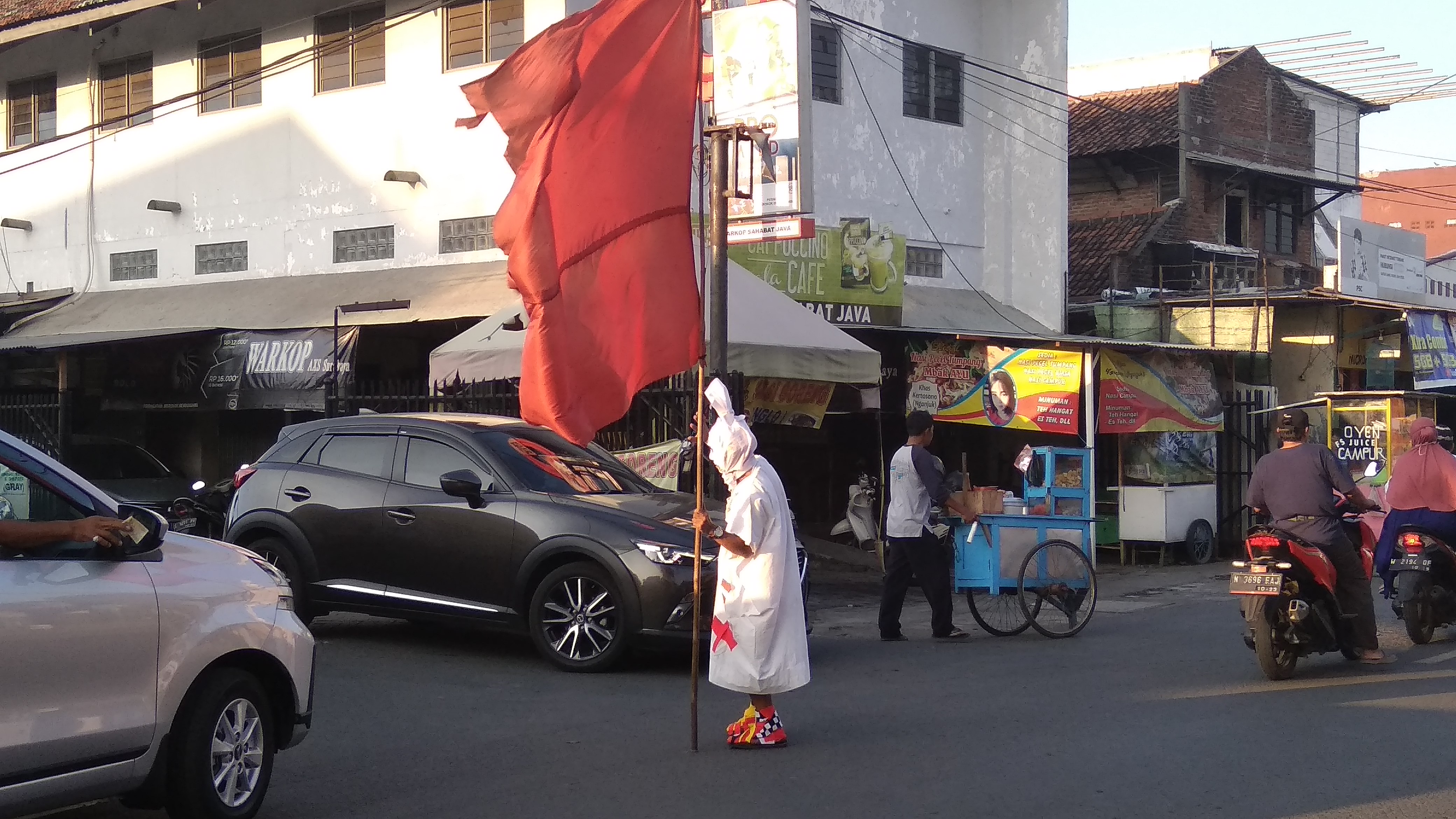 Hanya Menyamar Jadi Pocong, Sutrisno Raup 100 Ribu Perhari