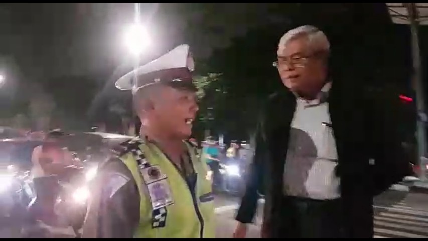 Gagal Menilang, Polisi Dikuliahi Profesor Hukum, Ini Video Viralnya