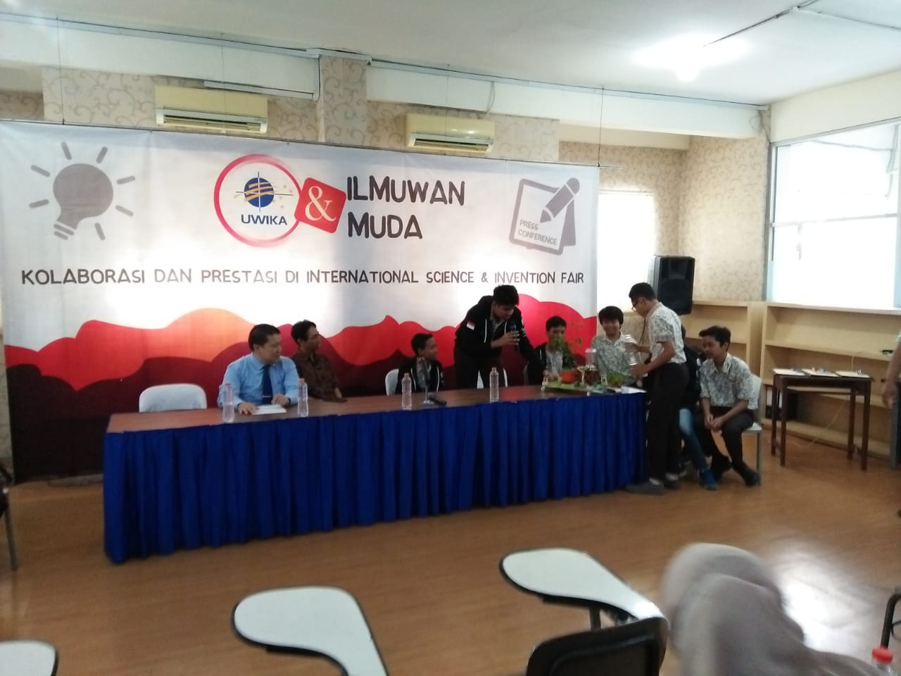 Dampingi Ilmuwan Muda, UWIKA Ajak Siswa Buat Penemuan
