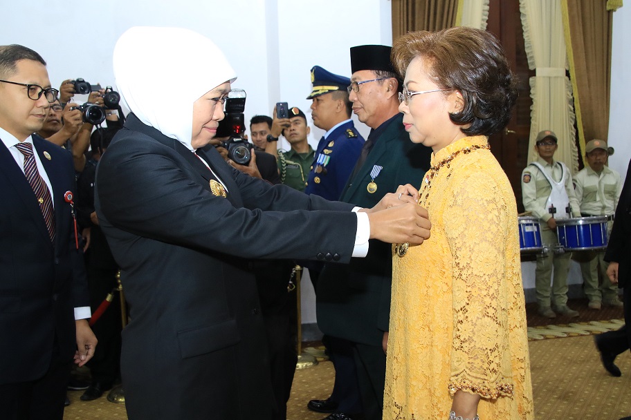 150 ASN Menerima Tanda Kehormatan Satyalancana Karya Satya Dari Khofifah