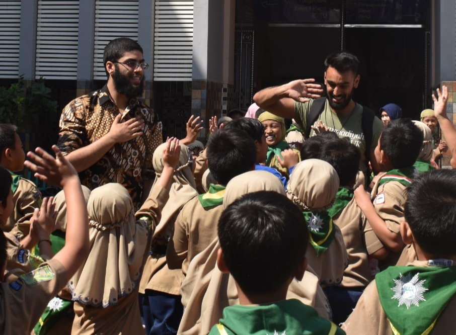 Kenalkan Indonesia Lewat Tapak Suci, Dua Native Speaker Asal UK Kagumi SDM 18 Surabaya