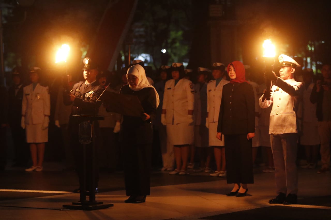 Dibawah Obor Dan Lilin, Khofifah Pimpin Renungan Suci