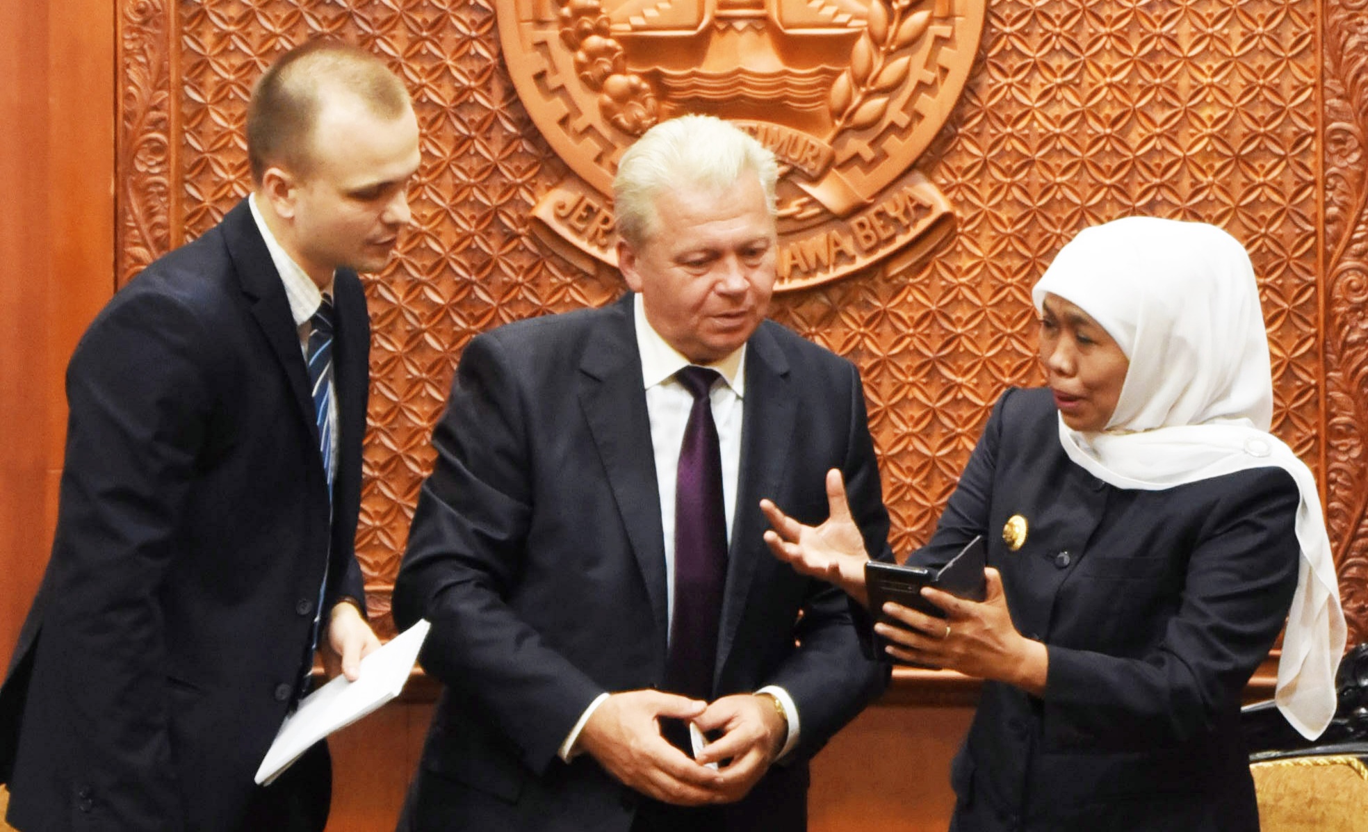 Khofifah Promosi Bluefire Ijen Dan Tuna Sendang Biru Ke Debus Belarus