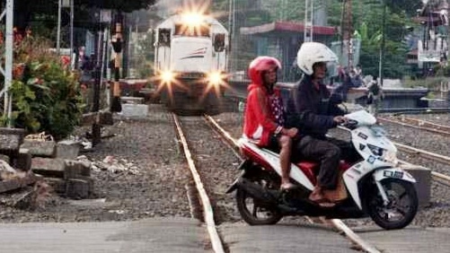 Jangan Sembarangan Terobos Palang Pintu KA, Ini Bahayanya