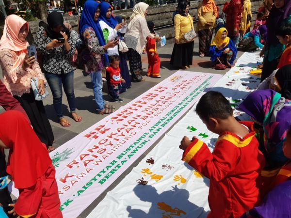 PCA Tegalsari Ajak Bentuk Karakter Anak Melalui Cap Jari Dan Parade Tapak Suci