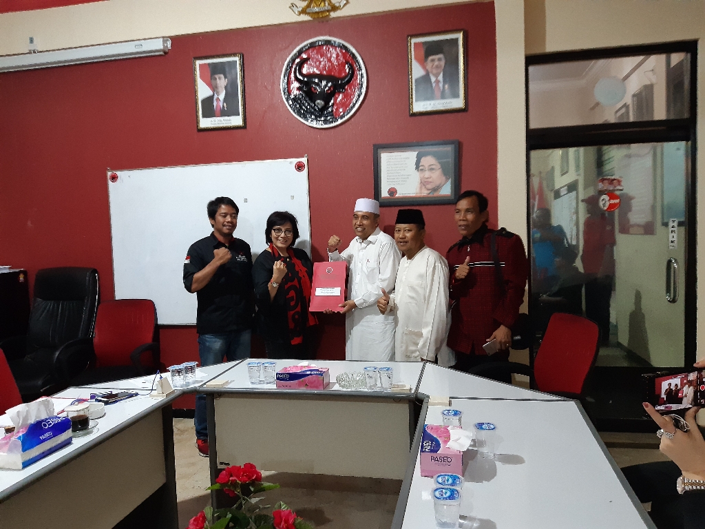 Haji Udin Setor Formulir Pendaftaran Bacawawali Surabaya Internal PDIP