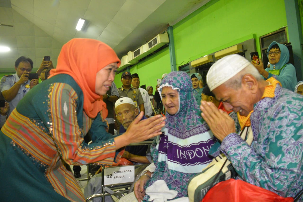 Kloter 61 Disambut Langsung Khofifah