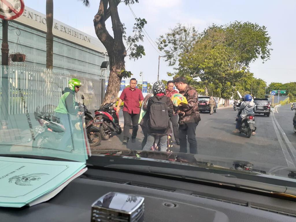 Spontanitas, Wawali Surabaya Whisnu Sakti Buana Tolong Pengendara Yang Alami Kecelakaan