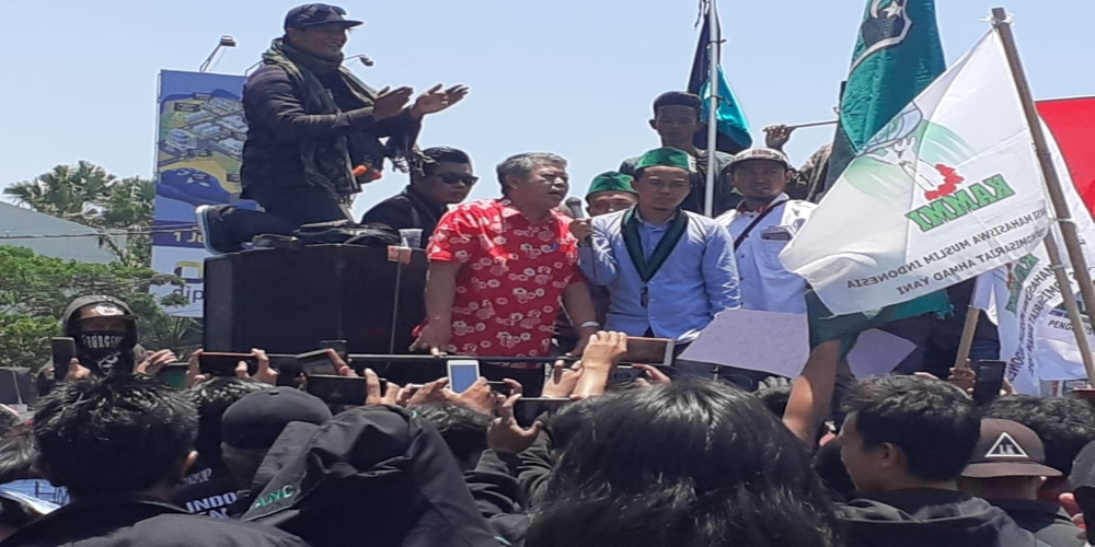 Massa Desak Sidang Rakyat, DPRD Jatim Menolak, Ini Alasannya