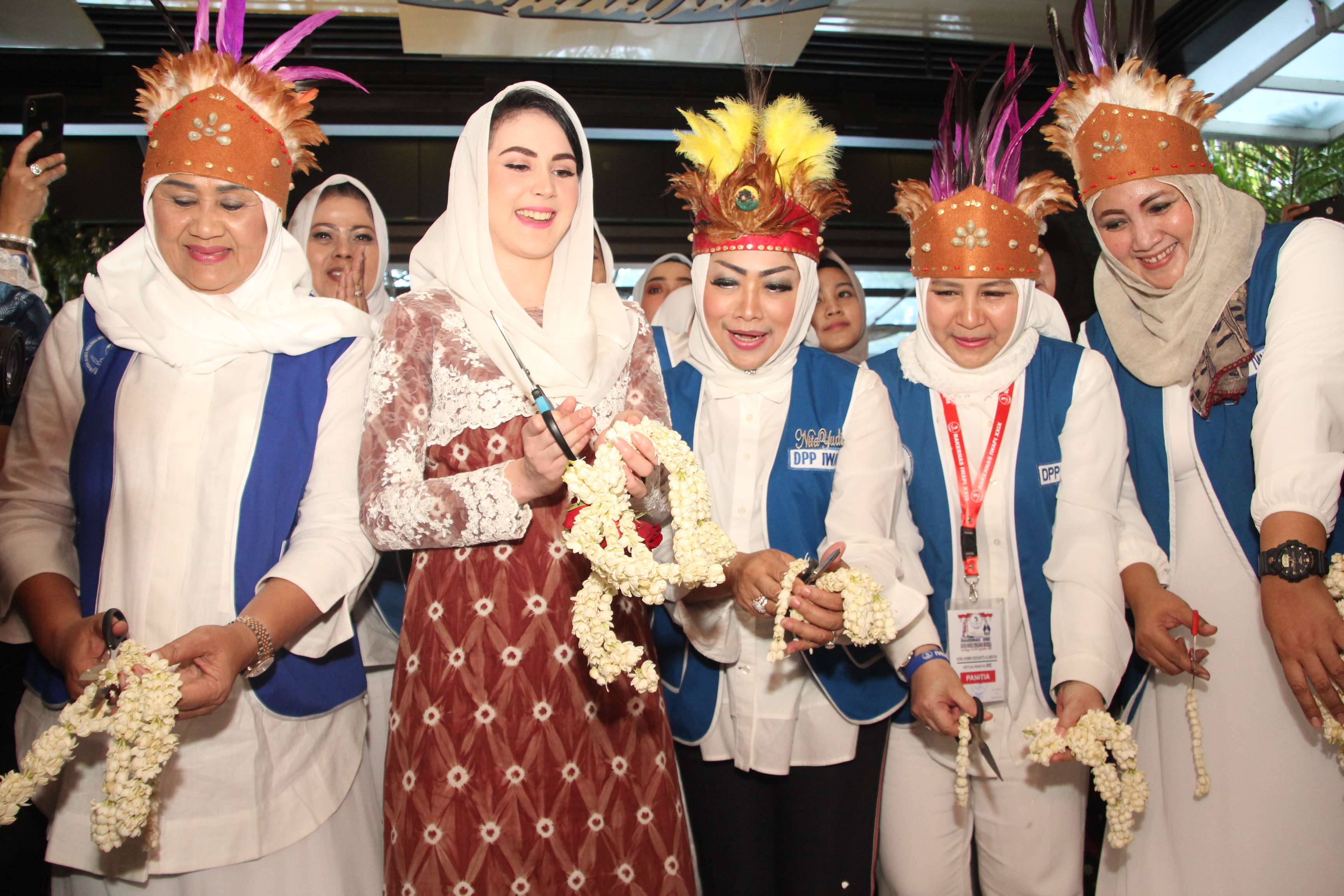 Arumi Bachsin Salut The Power Emak-Emak IWAPI