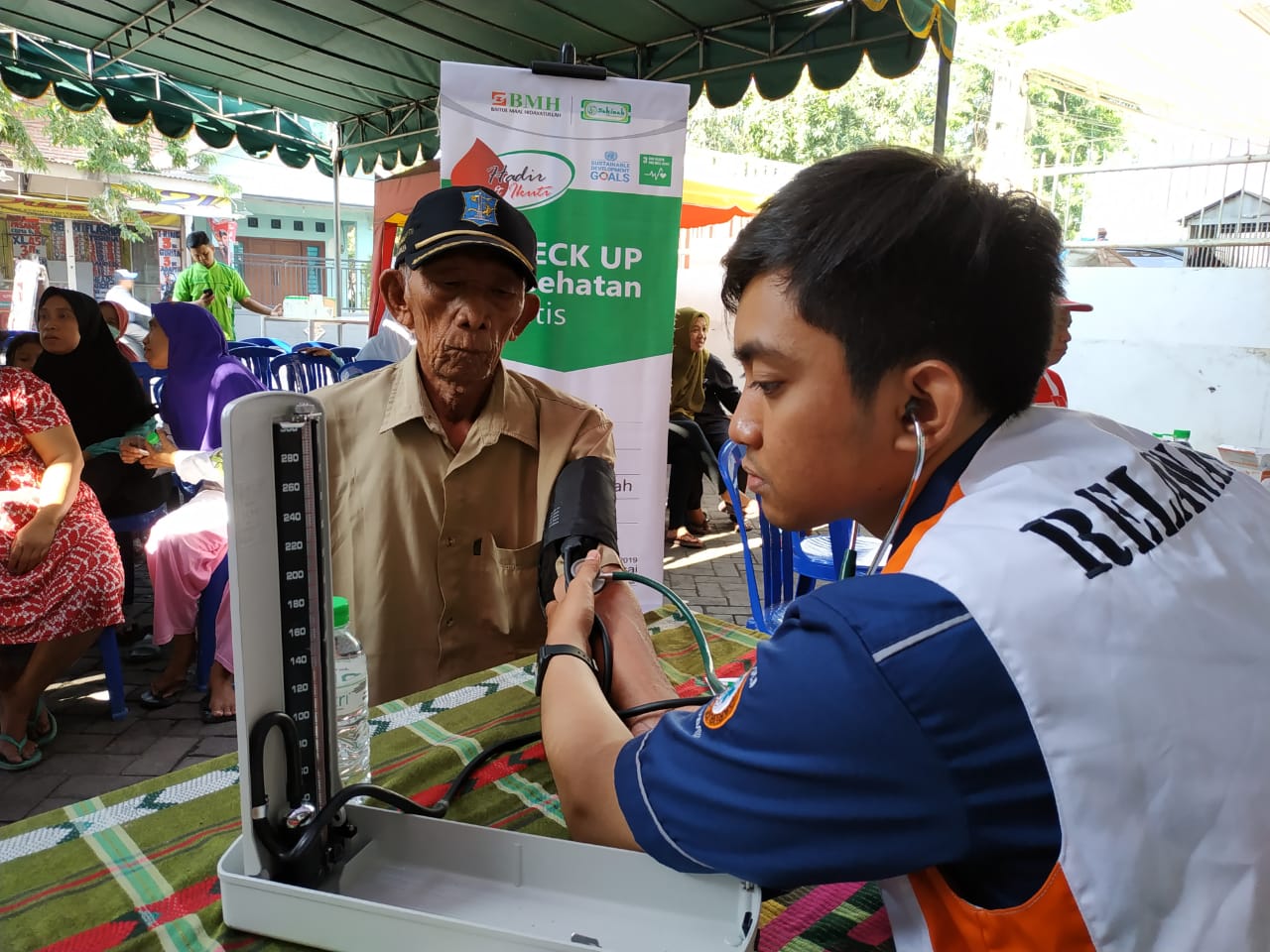 Peduli Kesehatan, Sakinah Mart Dan BMH Gelar Pengobatan Gratis Di Surabaya