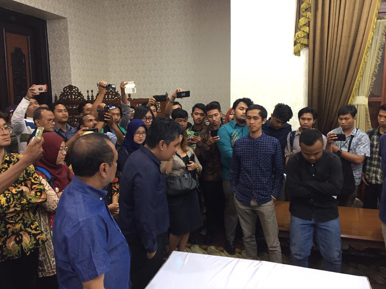 Dialog Mahasiswa dan Gubernur Khofifah Gagal Karena Jamuan Makan Malam