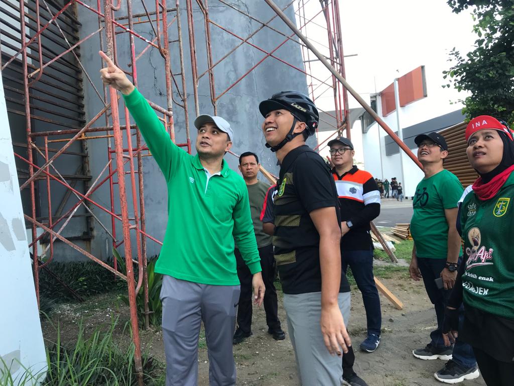 Pemkot, Bonek Dan Manajemen Persebaya Kompak Kerja Bakti Bersihkan GBT