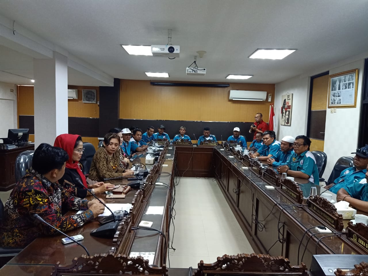 Wadul Solar Langka ke DPRD Jatim, Sopir Trailer Ancam Mogok Kerja
