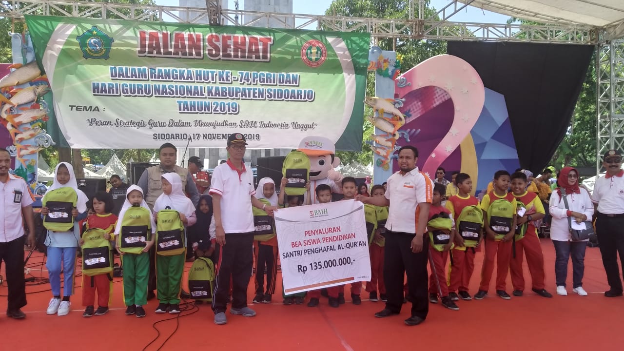 Peringati HUT PGRI ke-74 &amp; HGN 2019, BMH Bagikan Paket Sekolah