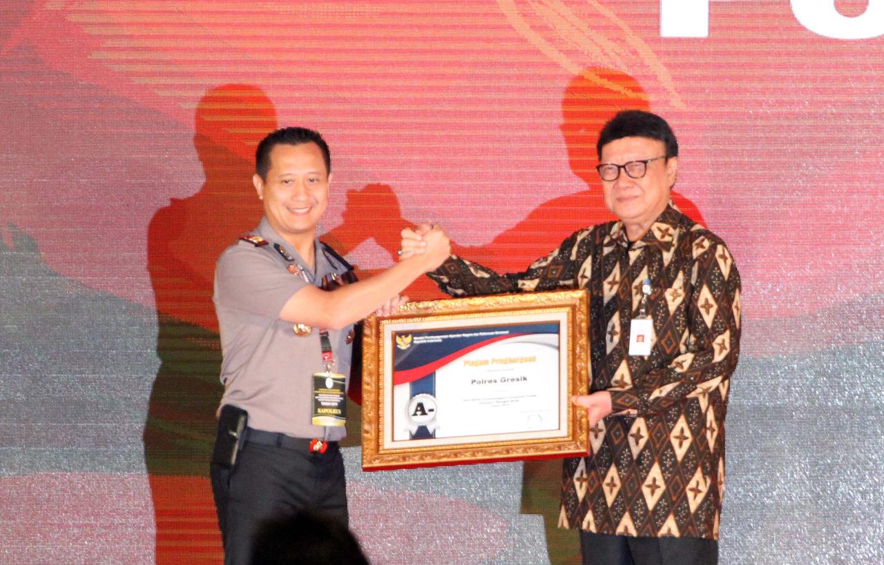 Polres Gresik Raih Penghargaan Pelayanan Publik SIM dan SKCK