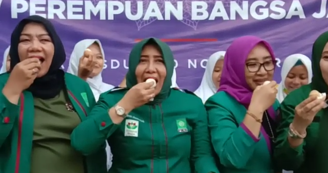Redam Keresahan Masyarakat, DPW Perempuan Bangsa Jatim Makan Telur Bersama