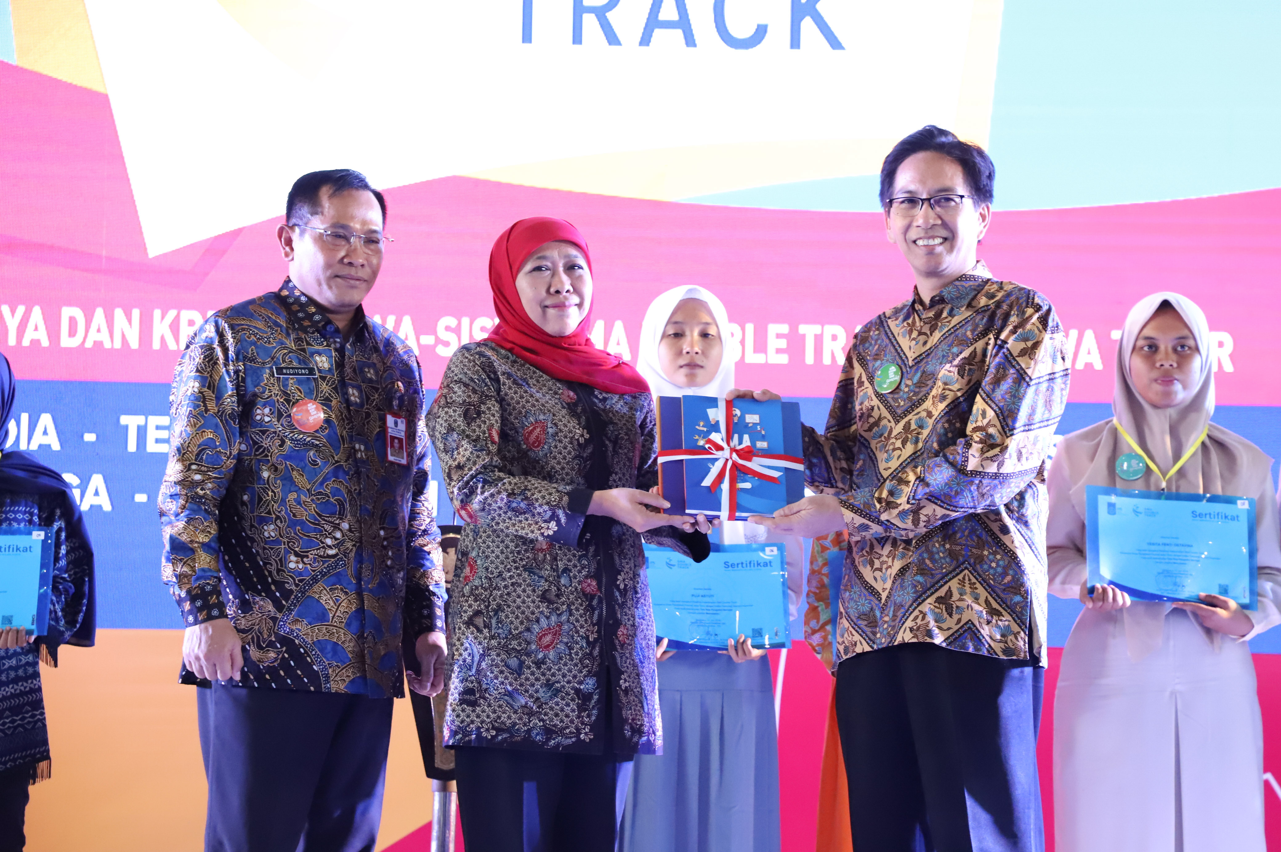 Buka festival SMA/MA Double Track Jatim, Khofifah Berharap Cipta Lapangan Kerja Baru