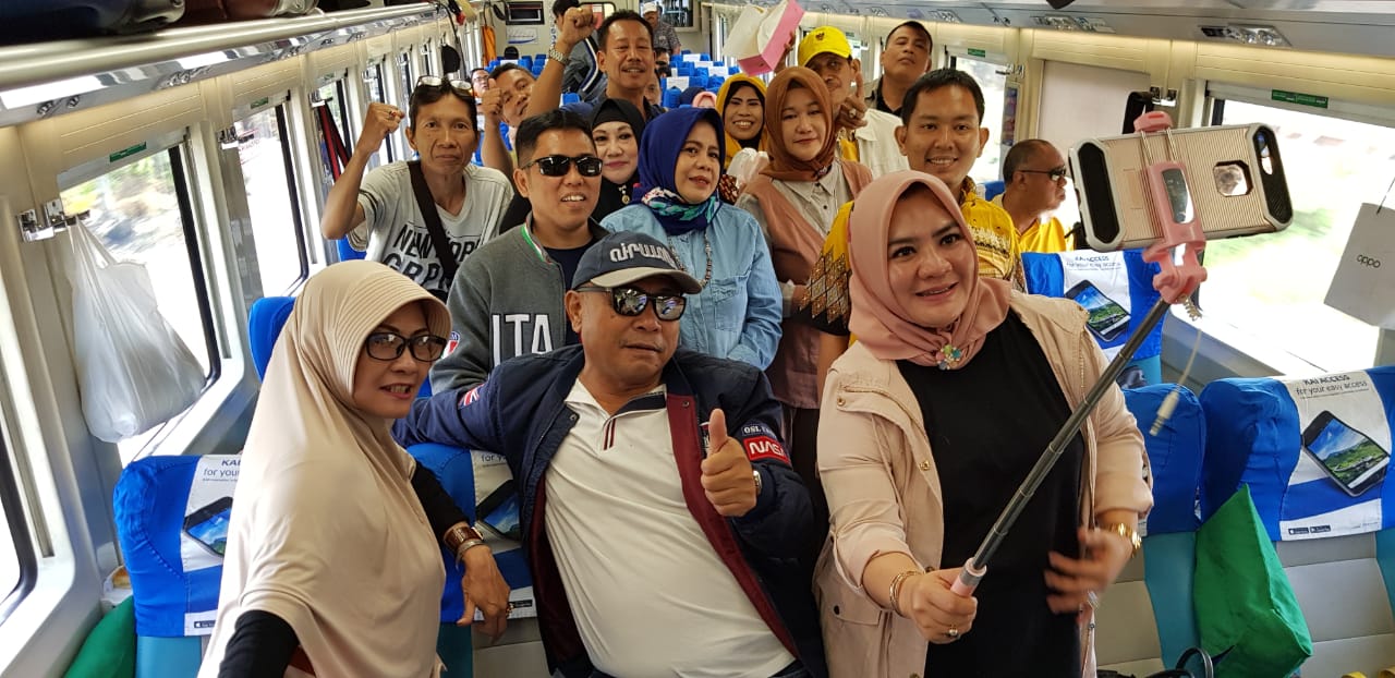 Merakyat, Golkar Jatim Naik Kereta Api Hadiri Munas X di Jakarta
