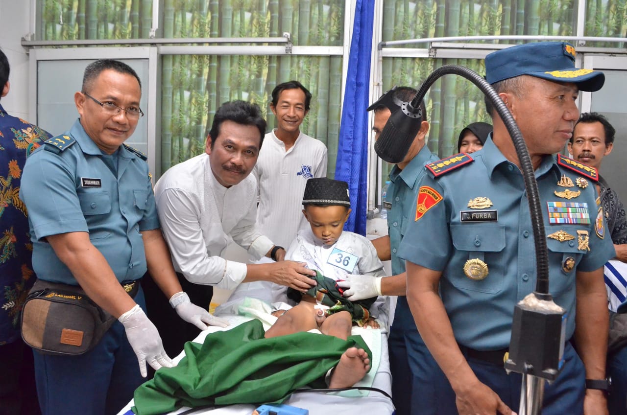Lantamal V Gandeng Pemkab Gresik Gelar Operasi Katarak dan Sunatan Massal