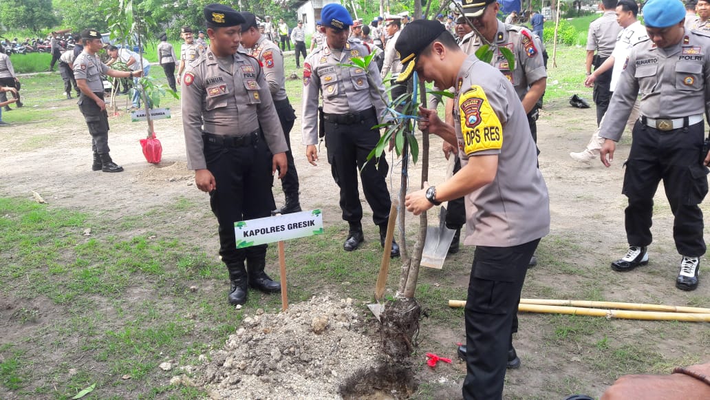 Polres Gresik dan Jajarannya Tanam Seribu Pohon