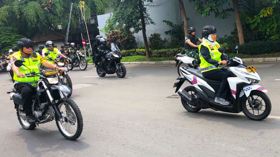 Naik Matic, Khofifah Tinjau Gereja Katolik Gembala Yang Baik Surabaya