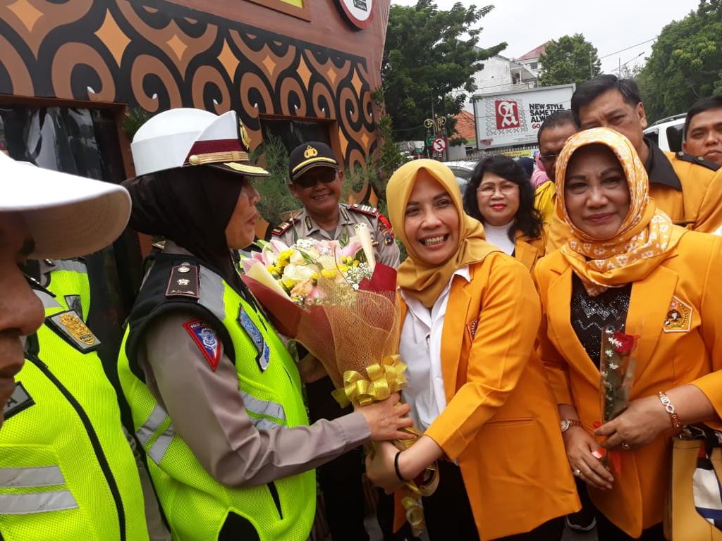 HUT ke-60, MKGR Bagi Bunga untuk Petugas Pengamanan Tahun Baru