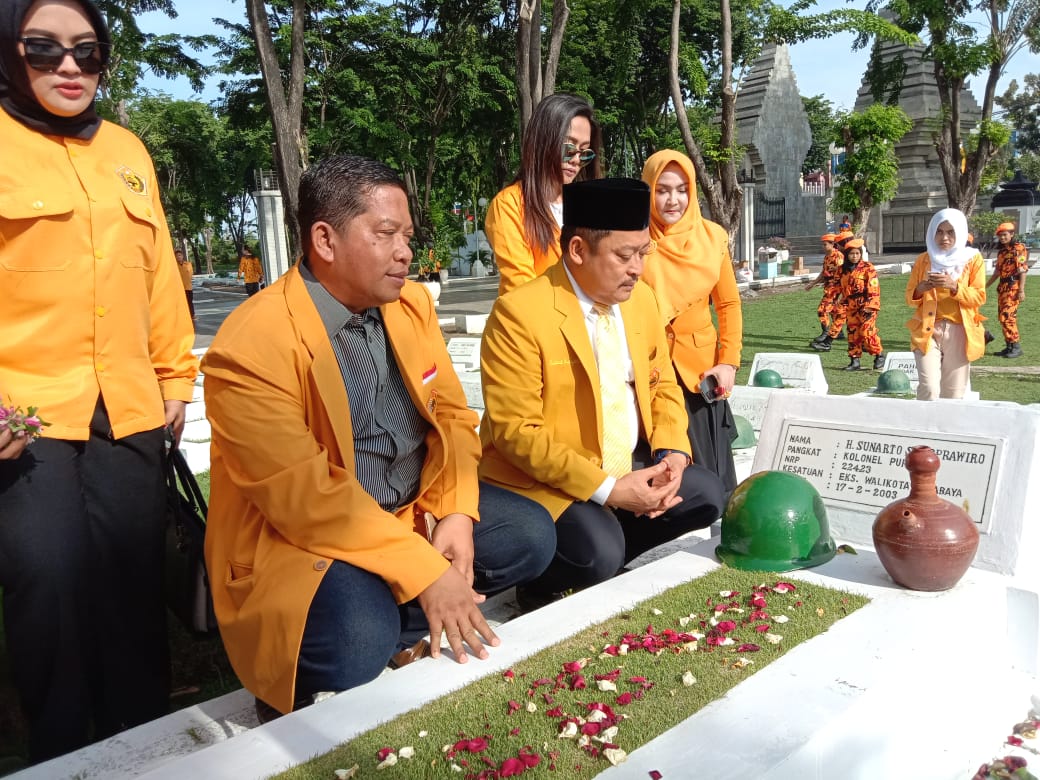 HUT ke-60, MKGR Jatim Ziarah Taman Makam Pahlawan
