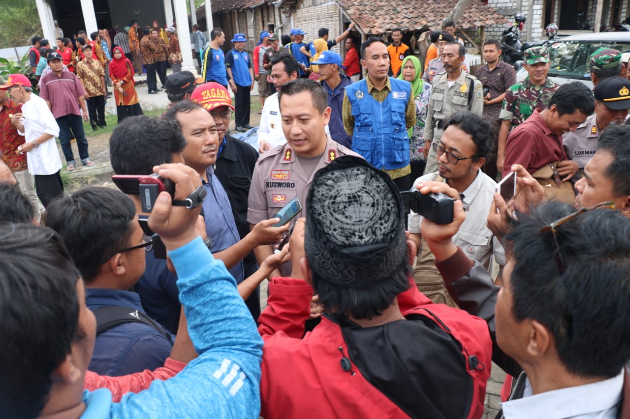Tinjau Warga Terdampak Kali Lamong, Kapolres Gresik Serahkan Bantuan