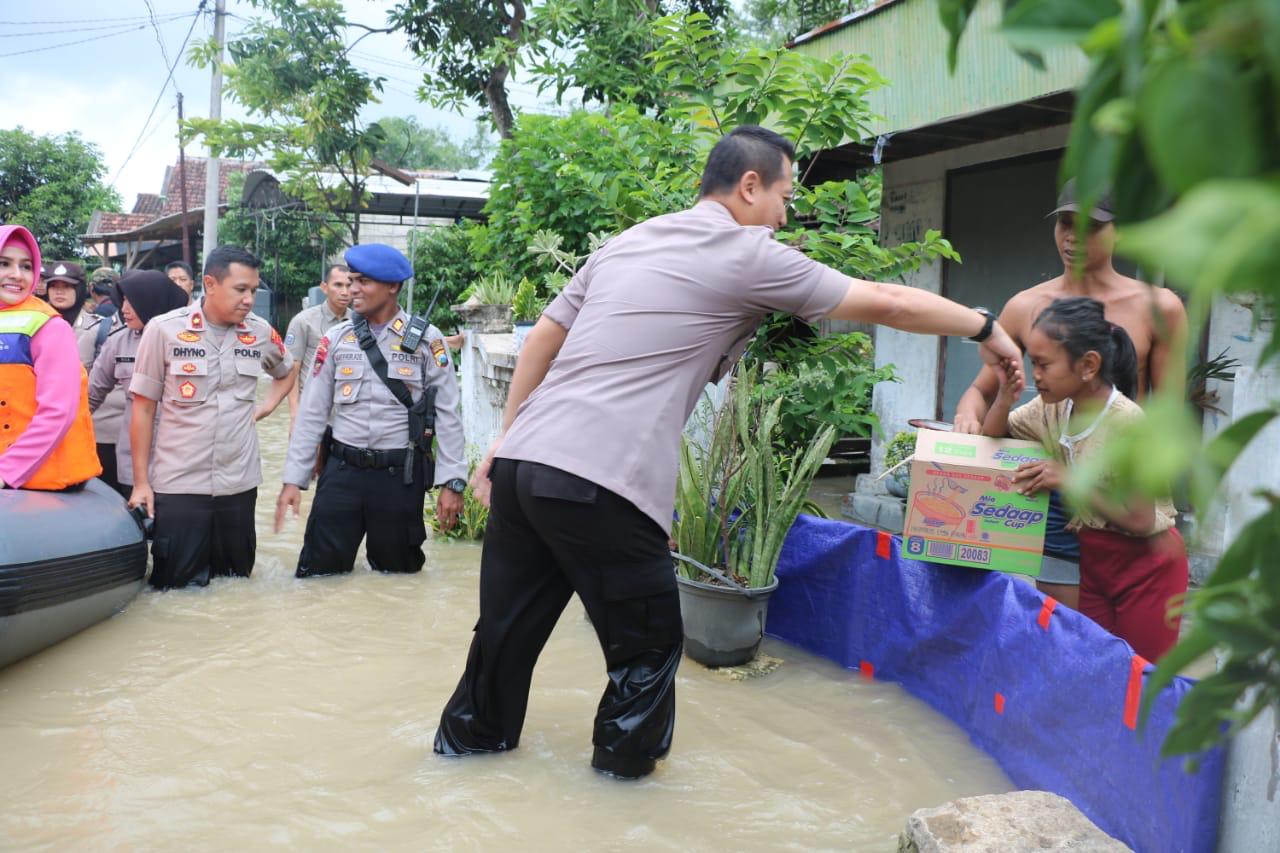 Kerahkan Empat Perahu Karet, Polres Gresik Beri Sumbangan Korban Banjir Benjeng