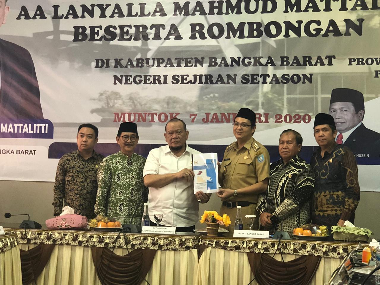 Kunjungi Bangka Belitung, La Nyalla Dianugerahi Gelar Datuk Redendo