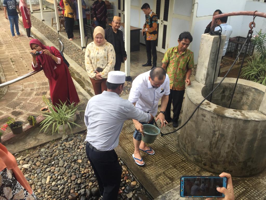 Kunjungi Rumah Pengasingan Bung Karno, La Nyalla Sempatkan Sholat