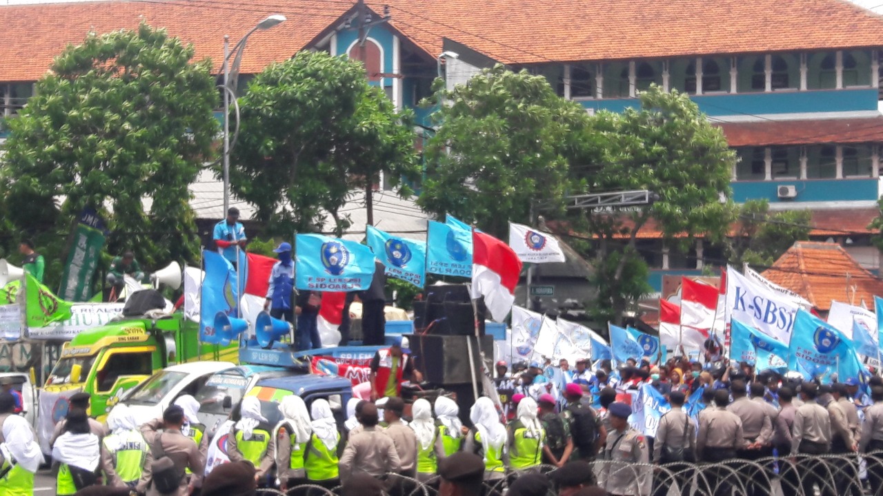 Unjuk Rasa di DPRD Jatim, Buruh Tolak Omnibus Law Cipta Lapangan Kerja