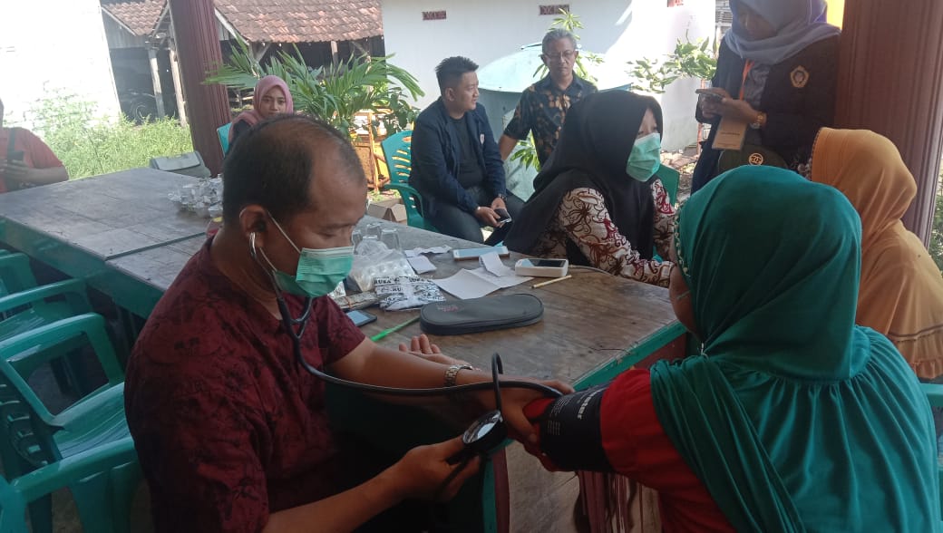 Mahasiwa Universitas Wijaya Putra Surabaya Kuliah Lapangan di Desa Metatu