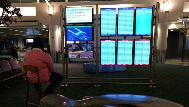 Pria Iseng Ini Main Playstation di Monitor Bandara