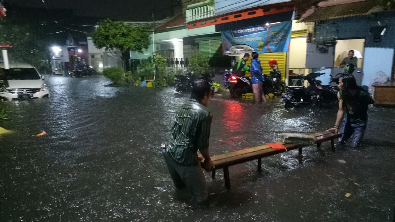 Warga Surabaya Curhat Banjir, Anggota Dewan Ini Prihatin