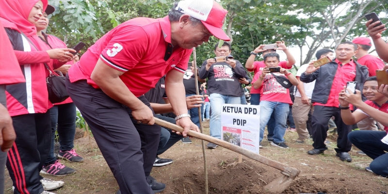 PDI Perjuangan Tanam Ribuan Pohon di Jatim