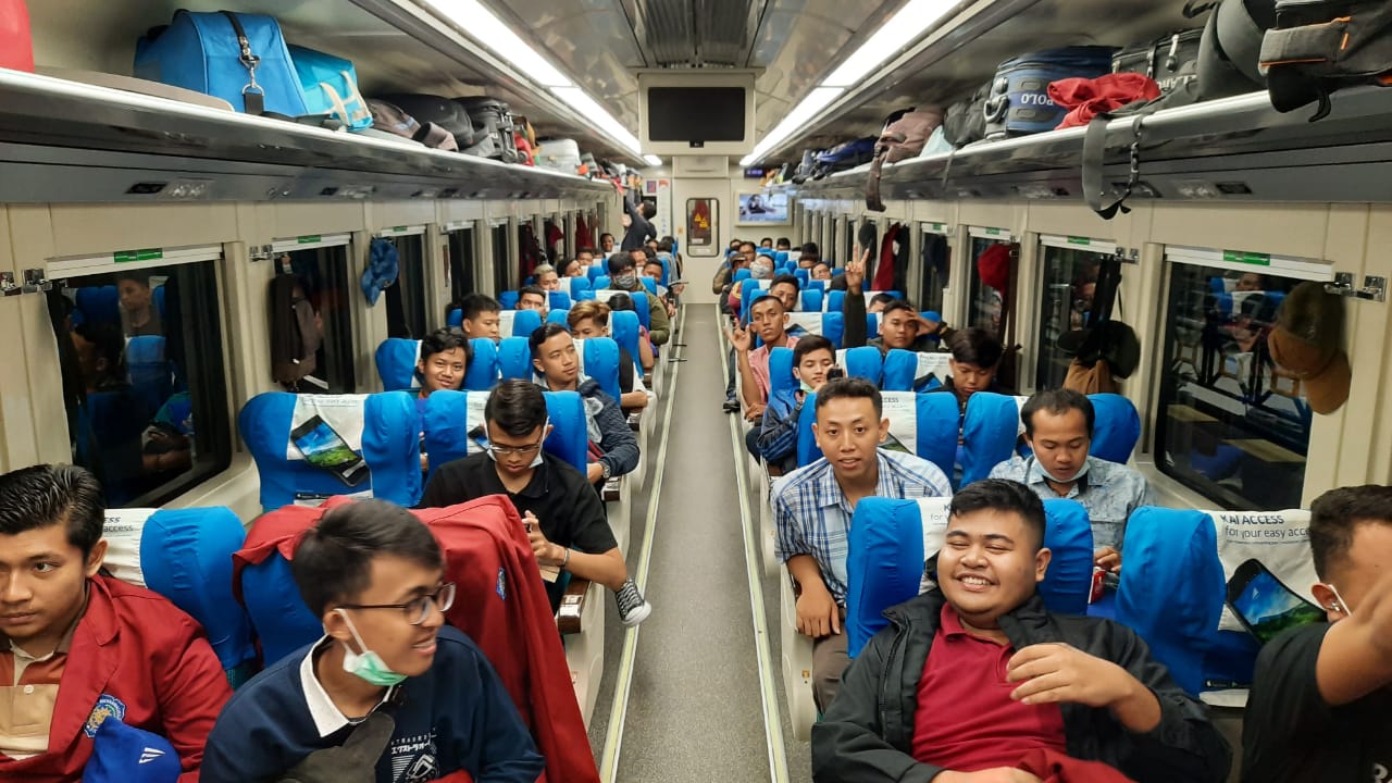 Dua Stasiun Di Surabaya Mendadak Berwarna Merah, Ada Apa