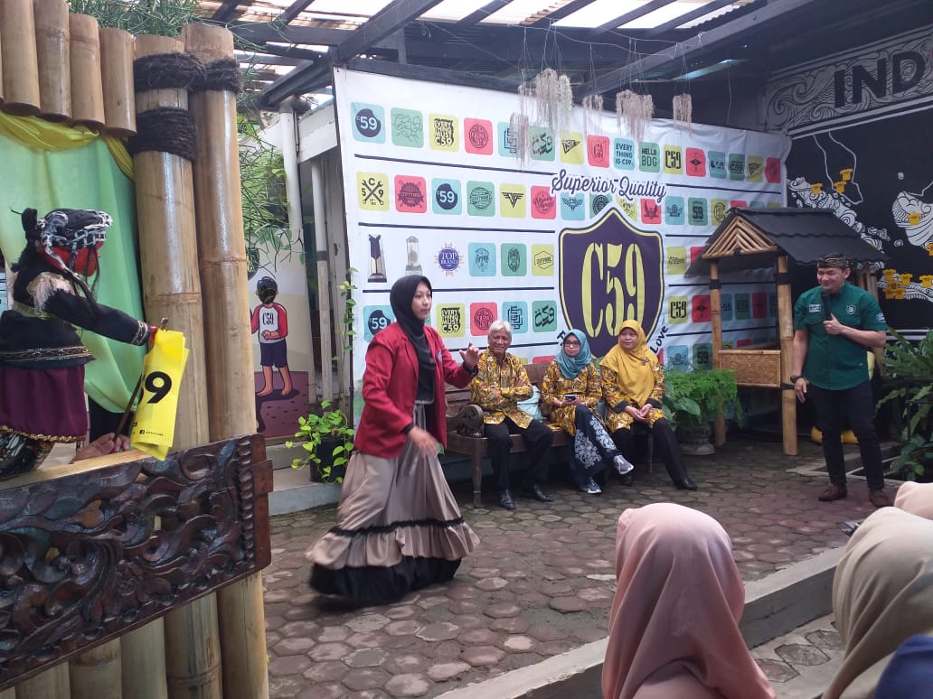Belajar Jadi Enterpreneur Kaus, Mahasiswa Umsida Disambut Pentas Wayang Golek