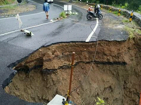 Jalur Ponorogo-Pacitan Ambles, PU Bina Marga Jatim Langsung Lakukan Perbaikan