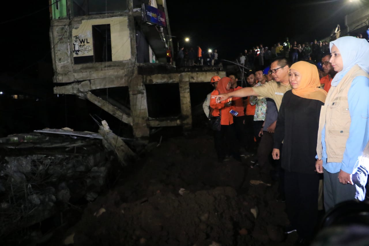Menjelang Shubuh Khofifah Cek Ambruknya Ruko Jompo Jember