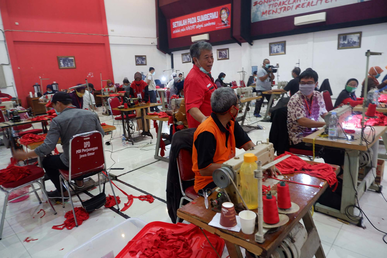 Kantor DPD PDI Perjuangan Jatim Jadi Pabrik Masker dan Wastafel