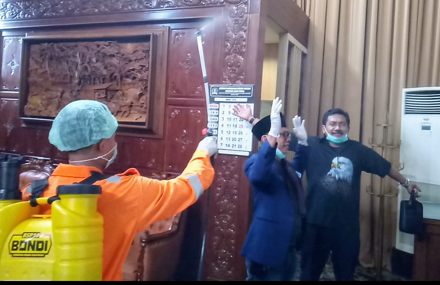 Antisipasi Corona, Gedung DPRD Jatim Disemprot Disinfektan