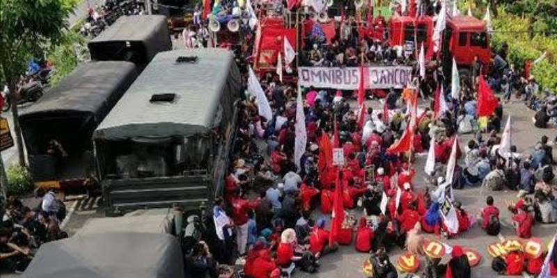 DPRD Jatim Sayangkan Demo Omnibus Law Macetkan Bundaran Waru
