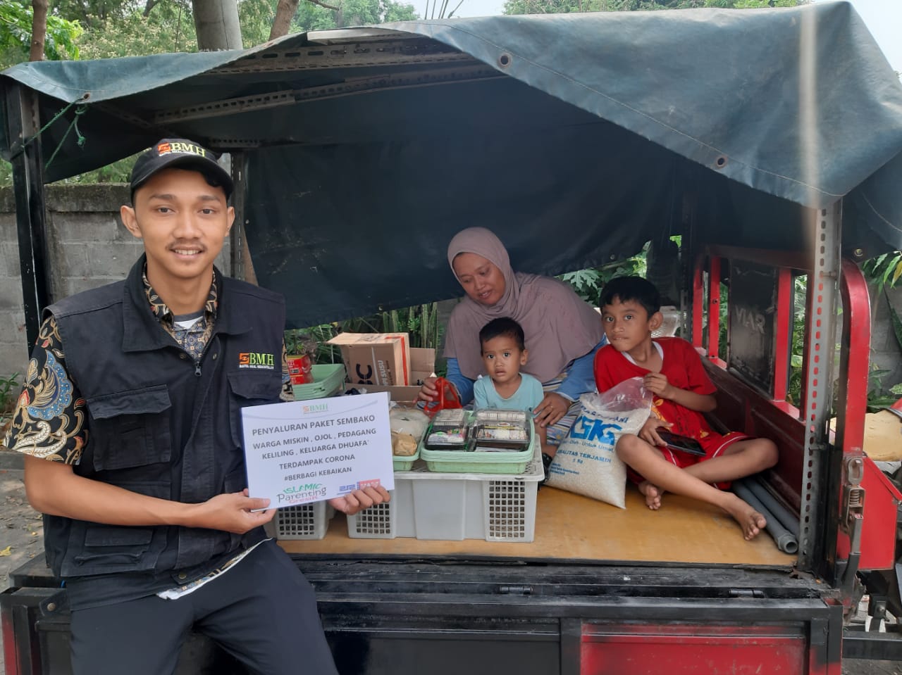 BMH Bagikan Sembako Gratis Untuk Warga Dhuafa Dampak Covid-19