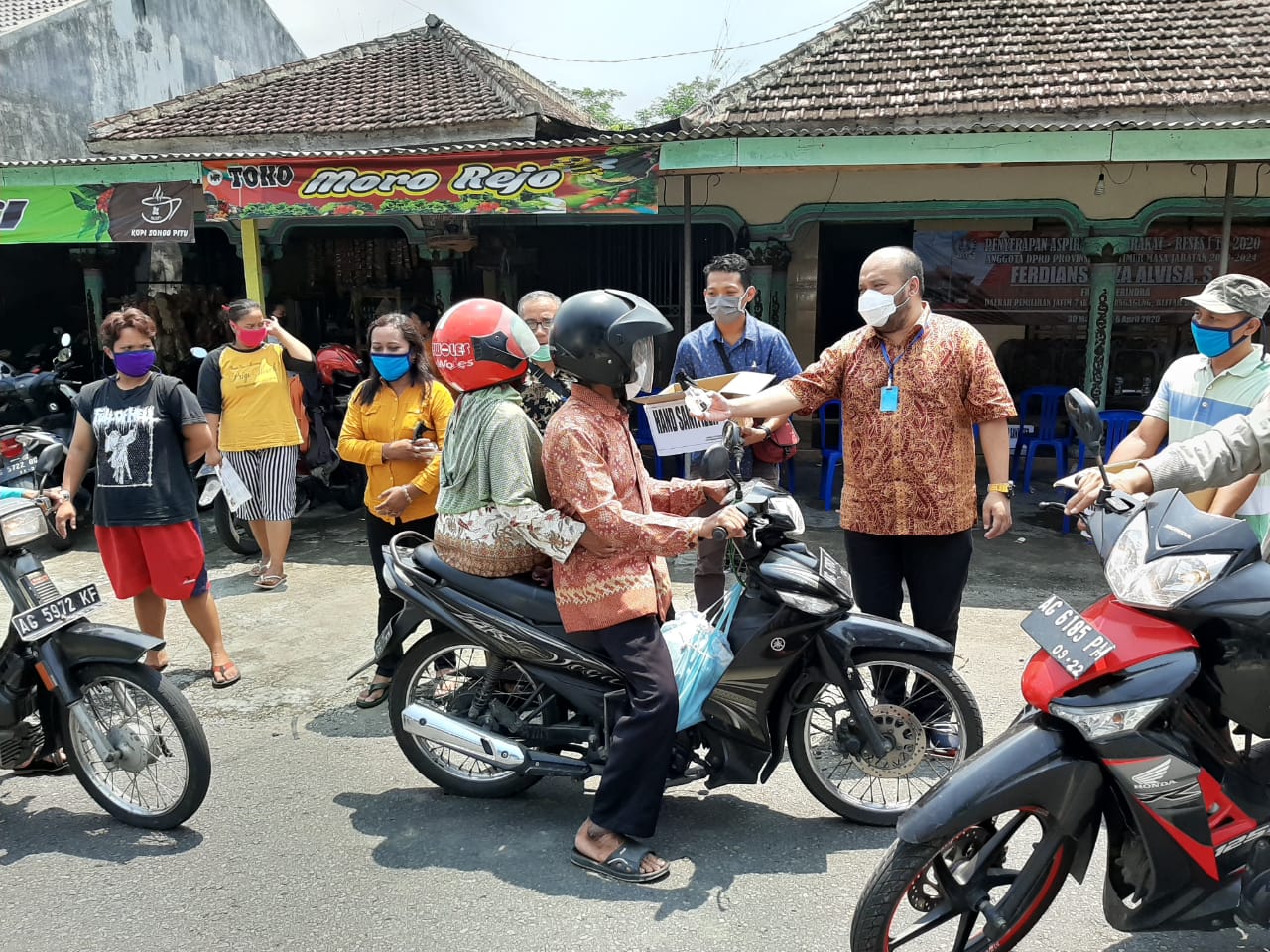 Ferdian Reza Sosialisasi Bahaya Corona  dan Bagikan Hand Sanitizer Gratis