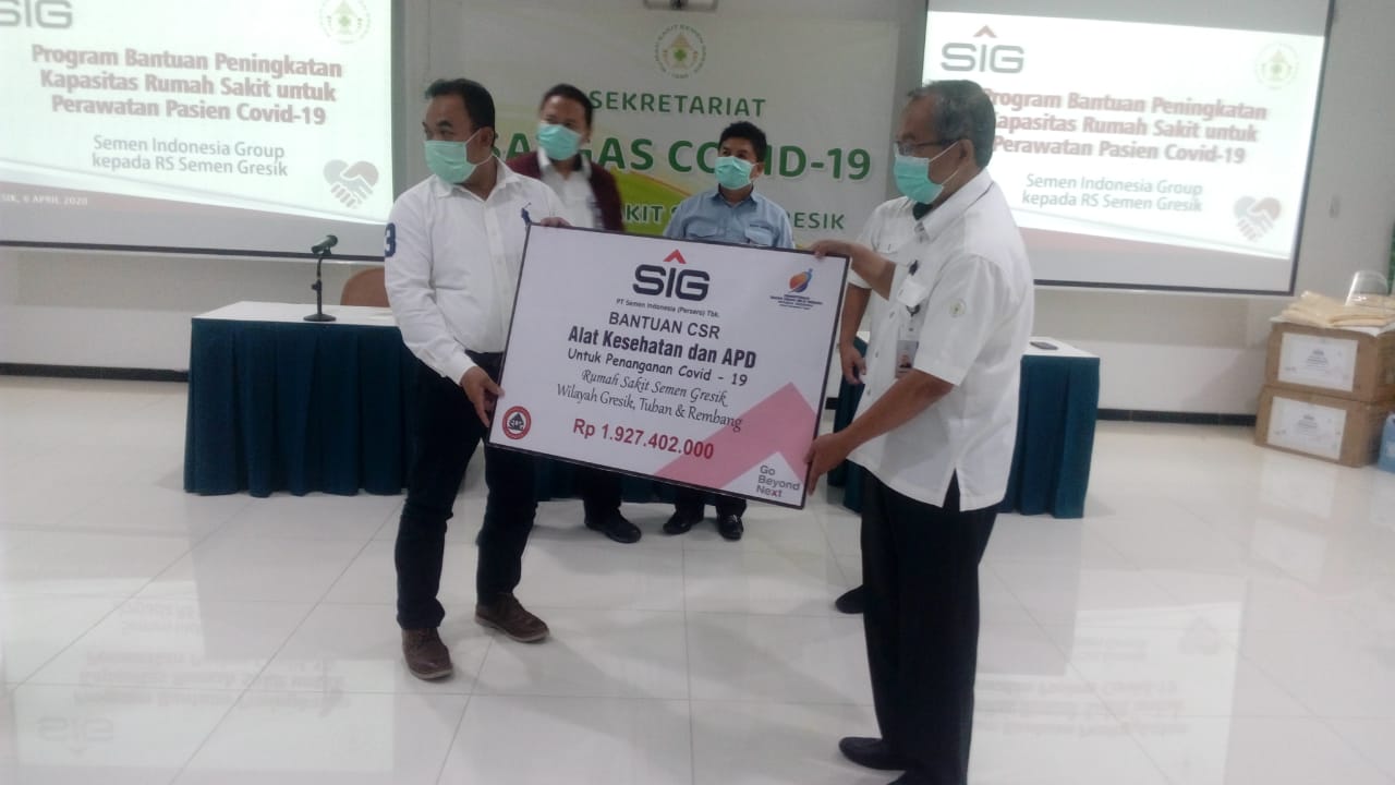 CSR Semen Indonesia Grup Serahkan Bantuan APD dan Alkes Covid-19 Senilai 15 Miliar