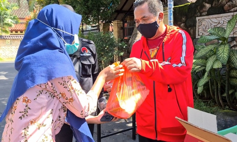 Giliran Politisi PDIP Berbagi Seribu Paket Sembako Untuk Warga Terdampak Corona