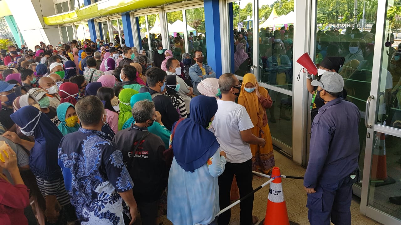 Abai Phyisical Distancing, Warga Serbu Lumbung Pangan Pemprov Jatim